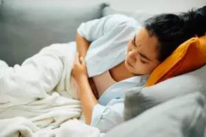 woman-with-ovulation-bloating