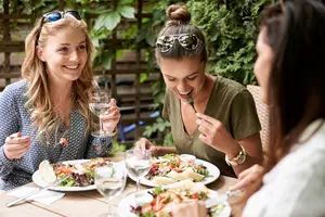 friends-eating
