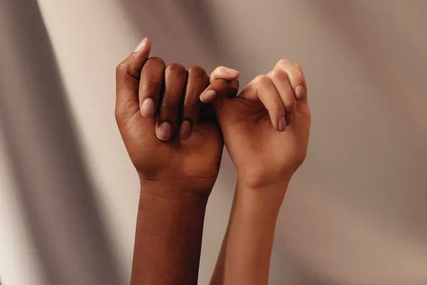 two-hands-linking