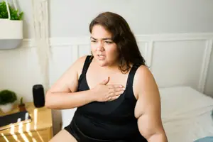woman having chest pains in pregnancy