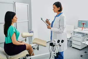 woman with her reproductive endocrinologist discussing embryoglue