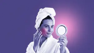 woman in her last trimester using safe skincare while pregnant