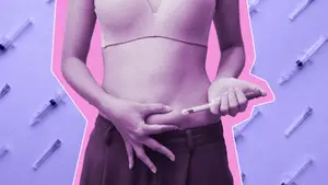 woman-giving-herself-hcg-trigger-shot