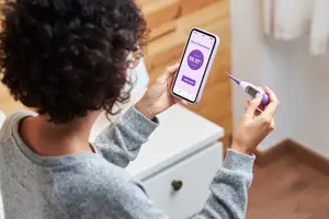 woman-tracking-ovulation