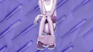 woman on the toilet wondering can you poop with a tampon in